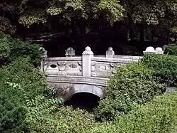 Мост, соединяющий сад с центром приёмов