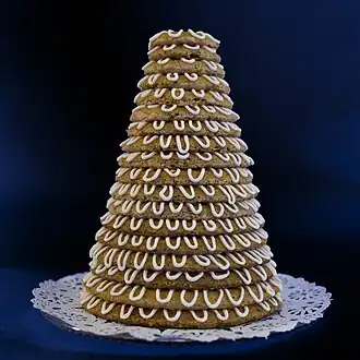 Крансекаге из 18-ти слоёв, украшенный белой глазурью