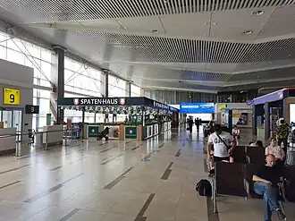 Зал ожидания внутренних авиалиний