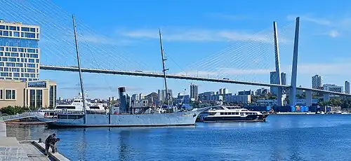 На фоне Золотого моста (2024)