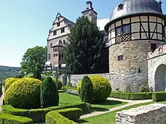 Фасад замка и сад перед ним