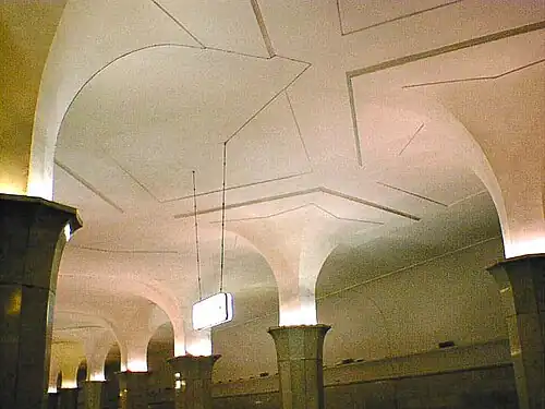 Кропоткинская — лотосовидные колонны