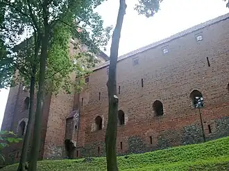 Башня и стена замка