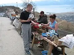 Торговля рыбой на въезде в посёлок