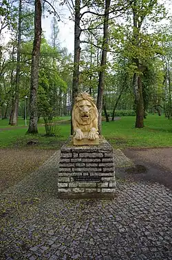 Скульптура льва в парке Лёвенру