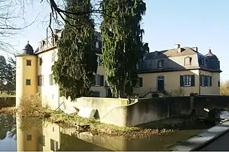 Вид замка и маленького внутреннего садика