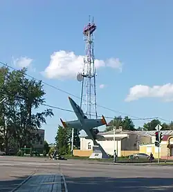 Памятник самолёту L39 на площади Славы