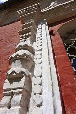 Отделка окна (фрагмент).