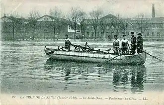 По улицам на лодках плавали полицейские, пожарные и солдаты, спасая тех, кто не захотел или не успел покинуть свои дома.