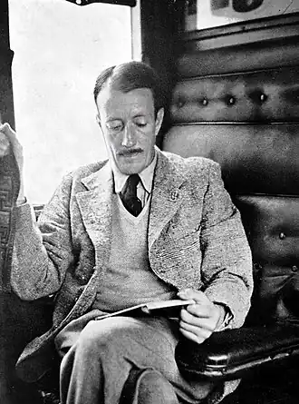 Том Ролт за чтением в вагоне первого класса