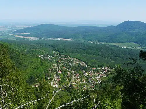 Вид на коммуну с вершины: видны окрестности города Селеста и шато Верхний Кёнигсбург
