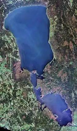 Спутниковый снимок Псковско-Чудского озера. Северная (верхняя по снимку) часть — Чудское озеро, южная — Псковское озеро.