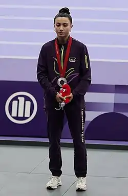 Ламия Велиева с серебряной медалью на церемонии награждения бега на 400 метров (T13)