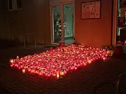 Фонари установлены у здания местного совета в память о жертве ножевого ранения в Загребе, 2024 г.