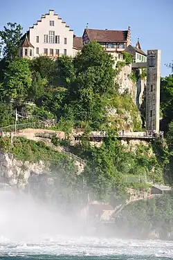 Тропа и лифт для спуска к водопадам