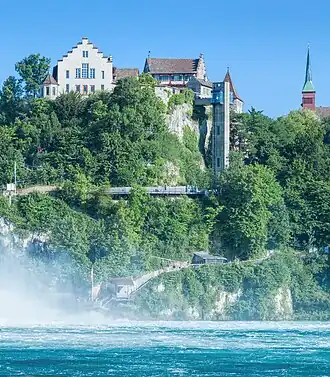 Вид на замок Лауфен со стороны водопада