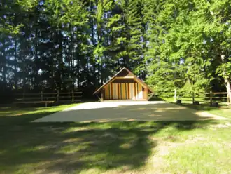 Певческая эстрада и танцпол в деревне Хаймре