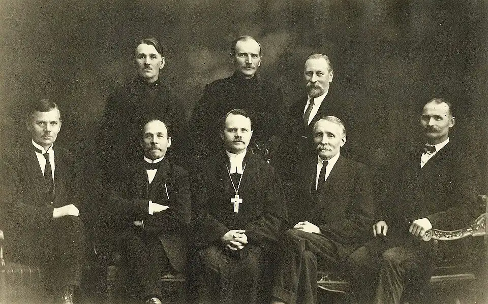 С. Я. Лауриккала (в центре) и члены Консистории. 1920-е годы