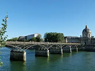 Мост Pont des Arts, архитекторы Луи-Александр де Сезар (Louis-Alexandre de Cessart, 1719-1806)  и Жак Винсент де Лакруа Дийон (1760-1807) (Jacques Vincent de Lacroix Dillon) (1801-1803, перестроен в 1984 году), первый железный мост в Париже