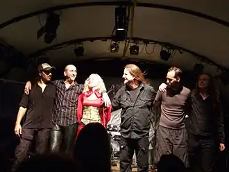 Leaves’ Eyes на Henkersfest Stuttgart, 25&nbsp;июля 2007&nbsp;года. Л-П: Кристиан Лукхауп, Матиас Рёдерер, Лив Кристин, Алекс Крулль, Мориц Нойнер, Торстен Бауэр