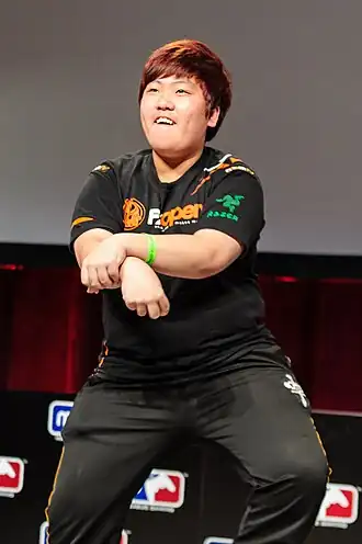 Leenock исполняет танец в духе Gangnam Style на 2012 MLG Summer Championship — свой фирменный победный жест