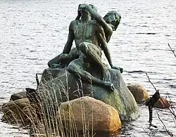 Скульптура «Игра на пляже» на прибрежных камнях Балтийского моря перед историческим (и действующим) гранд-отелем в городе Сальтшёбаден