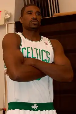 Леон Поу в форме «Селтикс»