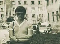 Леонид Топтунов у своего дома в Припяти; 1985