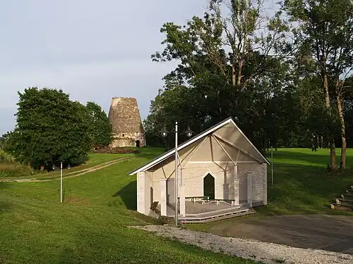 Открытая сцена и развалины мызной мельницы
