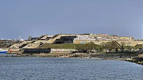 Горхолл в апреле 2025 года, вид с пляжа Каларанд