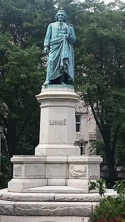 Памятник Карлу Линнею, Чикаго.