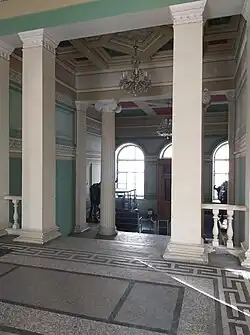 Вестибюль, беломраморная лестница