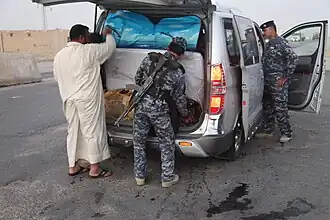 Досмотр автомобиля на иракском блокпосте. 2011 год.