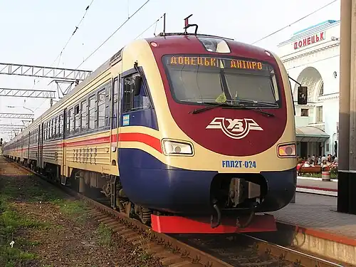 Электропоезд ЭПЛ2Т на станции Донецк