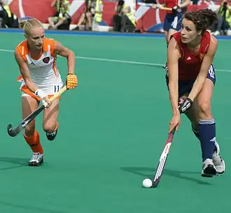 Мартье Годери в борьбе с Эшли Болл[англ.]