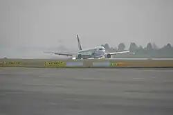 Аварийная посадка, видны искры от трения о ВПП