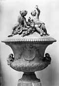 Урна с путти для Трианона в Версале. Между 1740 и 1748. Терракота. Художественный музей Уолтерса, Балтимор, США