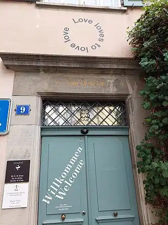 Над входной дверью — цитата из романа Джеймса Джойса «Улисс» (1922): «Любовь любит любить любовь»