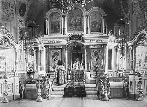 Внутреннее убранство Георгиевской церкви. Священник Владимир Виноградов. Начало XX века