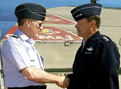 Британская (слева) и американская (справа) пилотки