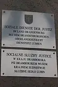 Двуязычная вывеска на административном учреждении в Люббене