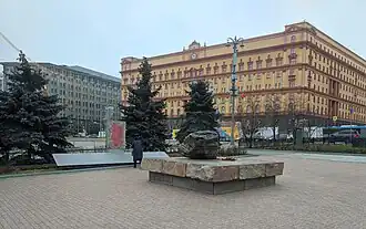 Соловецкий камень на фоне Нового здания КГБ (слева) и здания органов госбезопасности на Лубянке