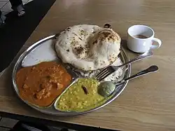 Тандури-роти подают в другие блюда в индийском ресторане