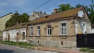 Кирпичный жилой дом по Караимской улице, 9