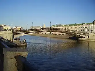 Лужков мост, вид с Болотной набережной