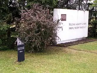 Памятник убитым узникам гетто в лесу под Кужяй