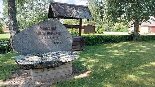 Памятный камень деревне и кладбищу Микитамяэ, установлен в 1994 году