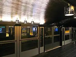 Автоматические платформенные ворота установленные на платформе 1 линии.