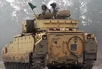 Капитан Майкл Райли роты C, 1-го батальона 185-го пехотного полка и бригадный генерал Кит Джонс, помощник генерал-адъютанта Национальной гвардии Калифорнии во время учений в Кэмп-Шелби, штат Миссисипи. Учения — часть подготовки к переброске батальона в Косово. 18 февраля 2009