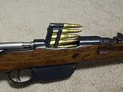 Винтовка Манлихер 1895 года, заряжаемая пачкой на 5 патронов. Опорожненная пачка выпадает через открытую снизу шахту серединного магазина.